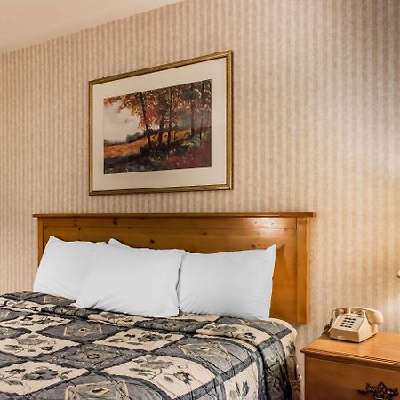 Rodeway Inn Amish Country Smoketown  Bagian luar foto