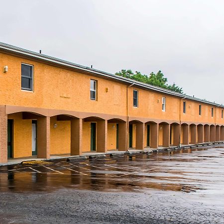 Rodeway Inn Amish Country Smoketown  Bagian luar foto
