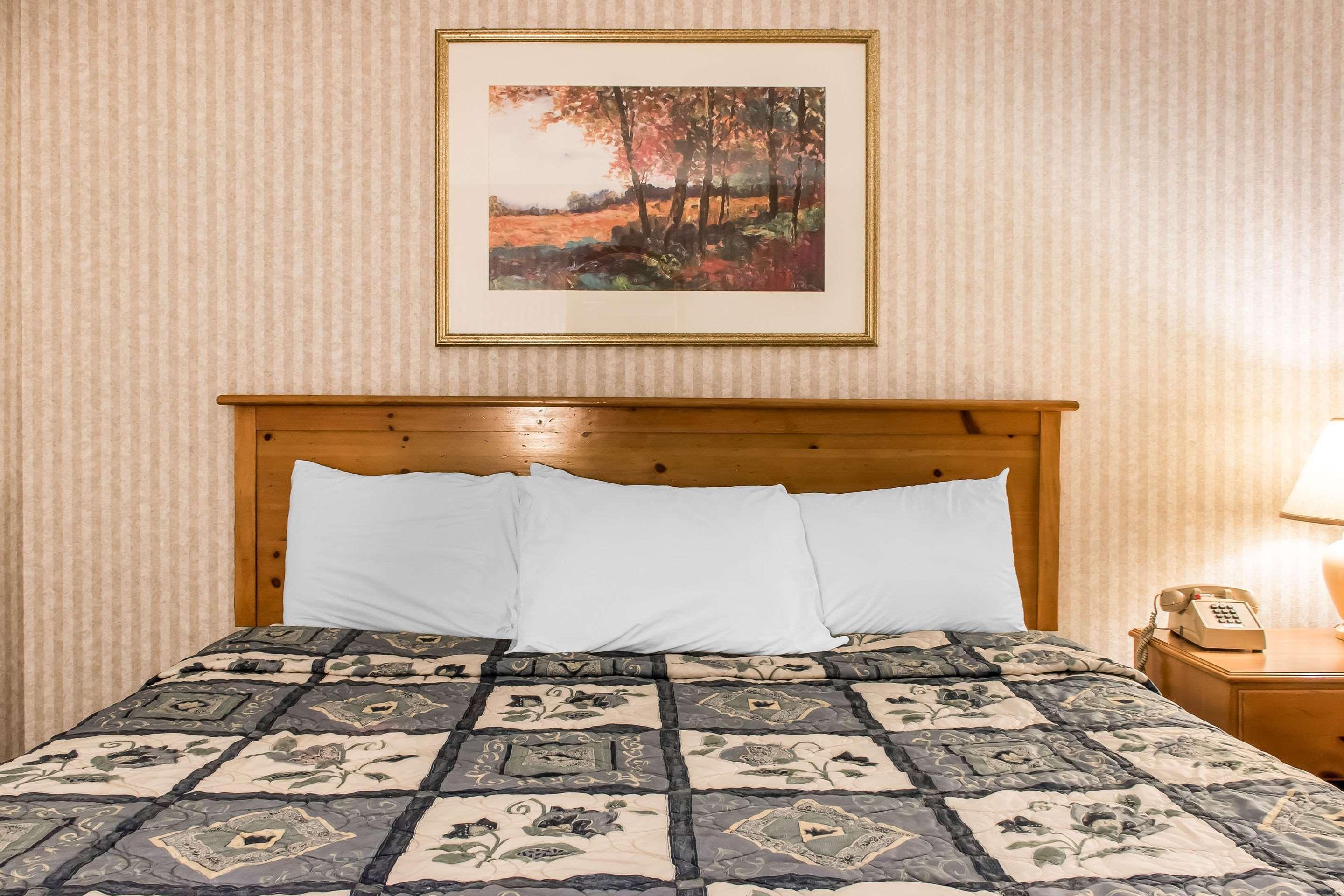 Rodeway Inn Amish Country Smoketown  Bagian luar foto