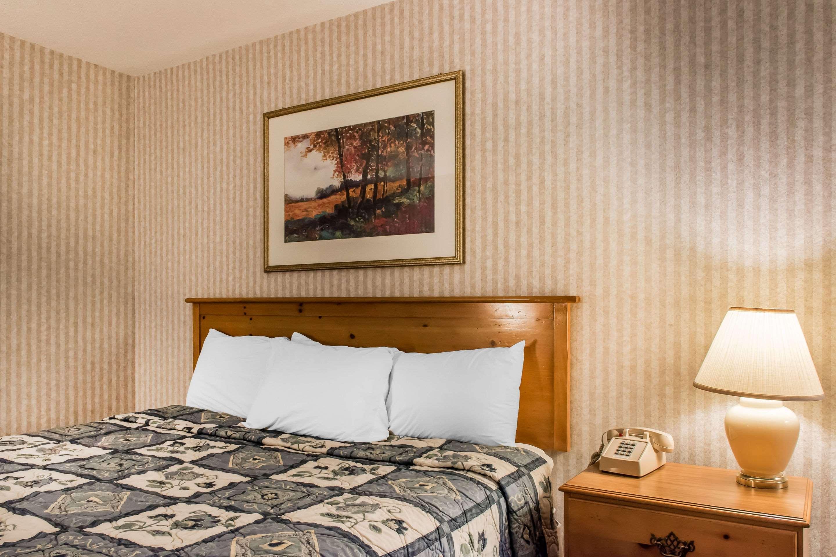 Rodeway Inn Amish Country Smoketown  Bagian luar foto