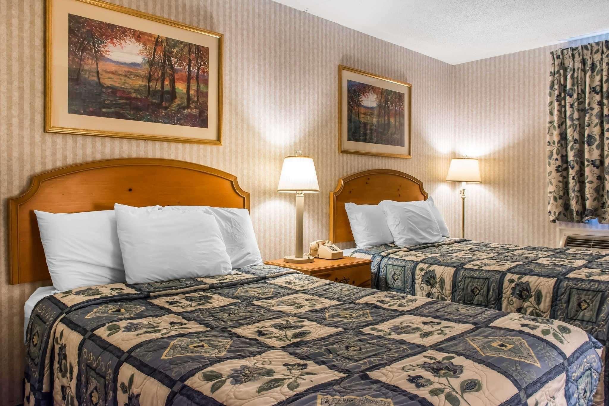 Rodeway Inn Amish Country Smoketown  Bagian luar foto