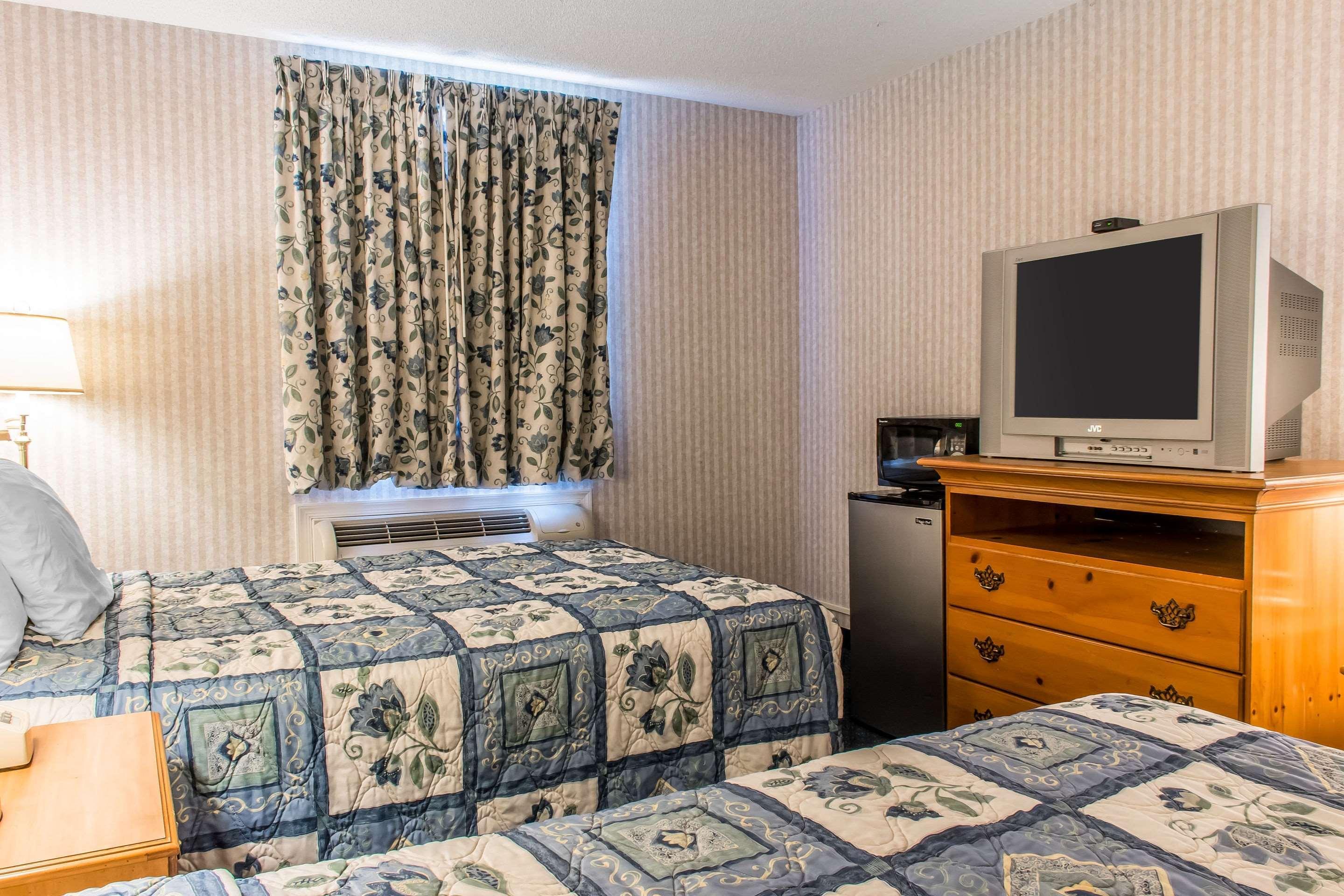 Rodeway Inn Amish Country Smoketown  Bagian luar foto