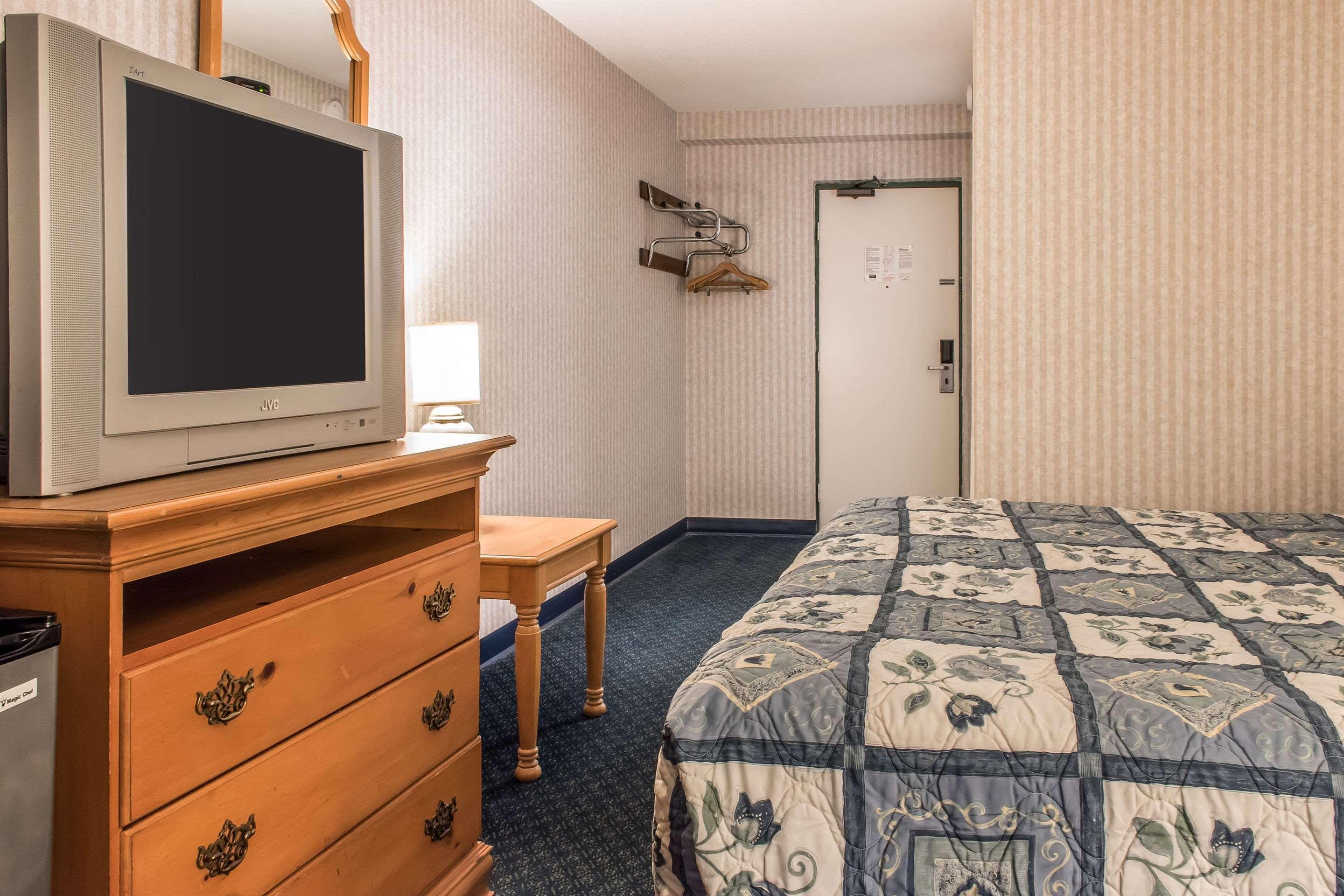 Rodeway Inn Amish Country Smoketown  Bagian luar foto
