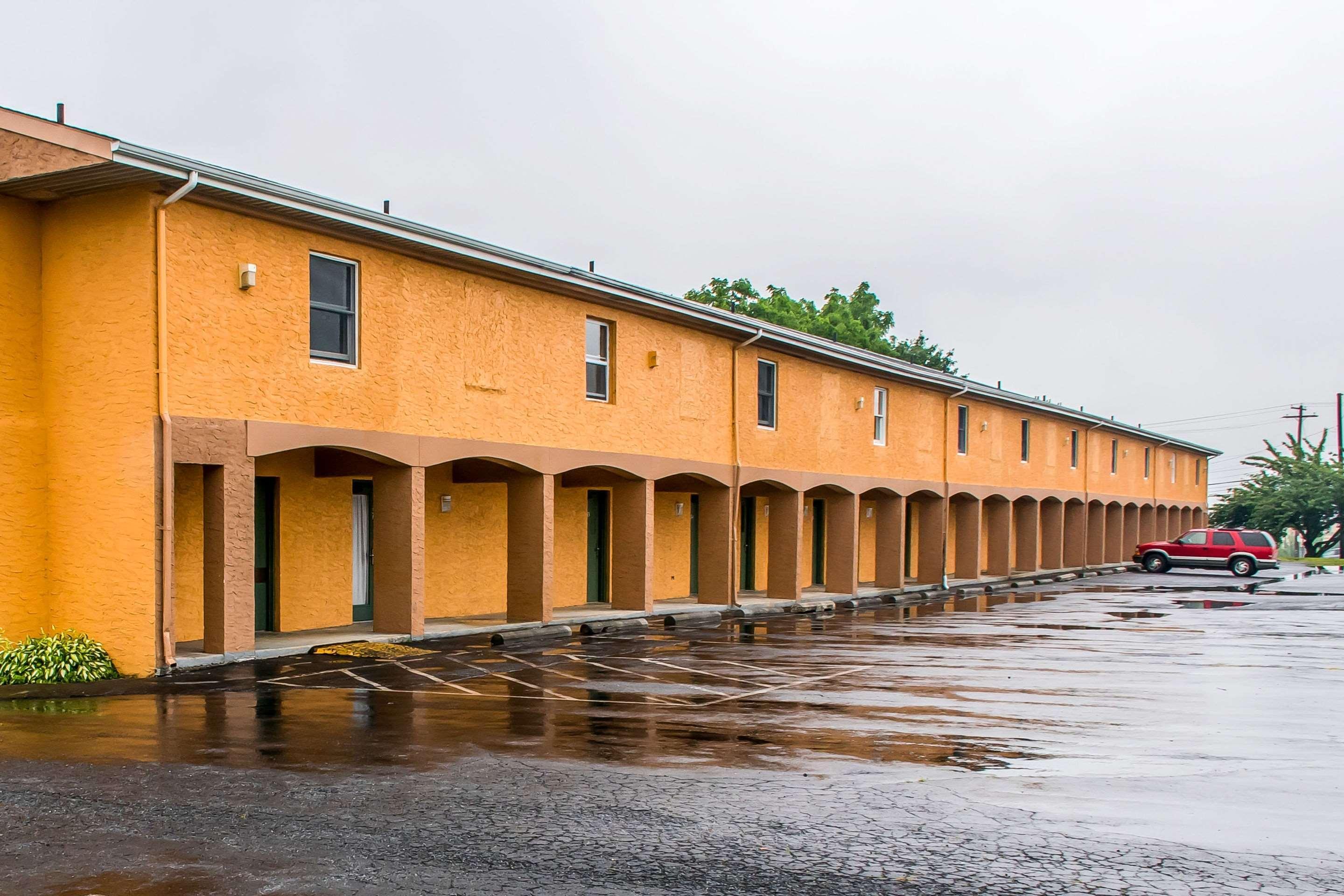 Rodeway Inn Amish Country Smoketown  Bagian luar foto
