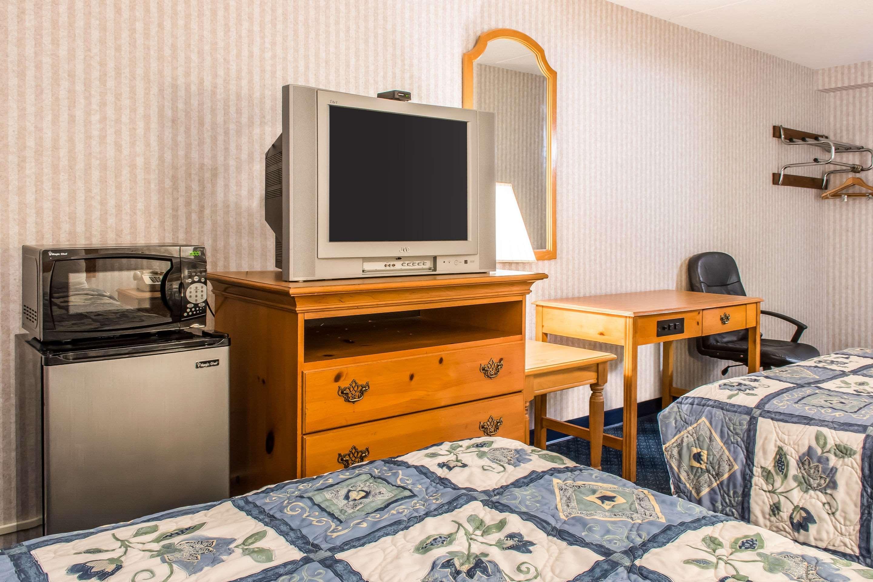 Rodeway Inn Amish Country Smoketown  Bagian luar foto